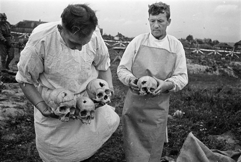 Захоронение. Санитары–эксгуматоры, 1943 год, г. Орел. Орловская концентрационная тюрьма.Выставка&nbsp;«1418 тяжелейших дней» с этой фотографией.