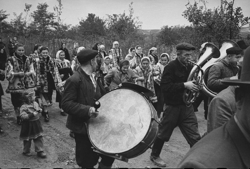 На свадьбе, 1960 год, Украинская ССР, Черновицкая обл.. Выставка «Музыкальный момент» с этой фотографией.