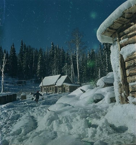 Женщина с коромыслом. Зима, 1950-е. Выставка «Сосульки – значит весна» и видео «Самуил Маршак. "Круглый год"» с этой фотографией.
