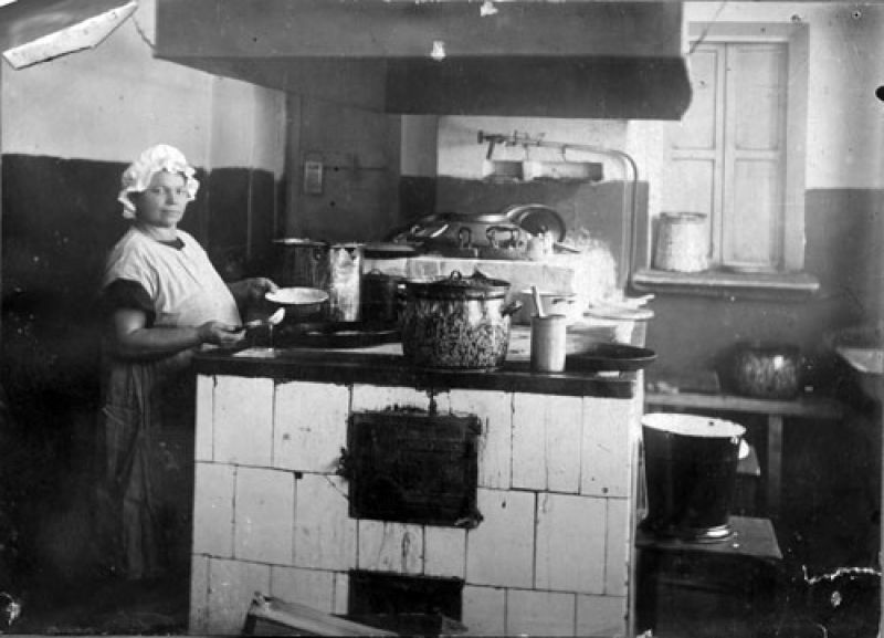 Кухня, 1938 год, г. Ульяновск. Выставка «Хлопоты на кухне» с этой фотографией.