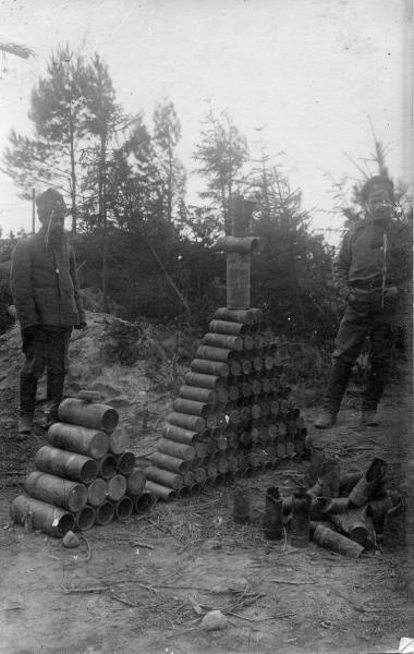Духовщинский полк. Пирамида из гильз артснарядов, 1916 год. 267-й пехотный Духовщинский полк составлен по мобилизации 18 июля 1914 года. Дислоцировался в Новгородской губернии, в Грузино. Осенью 1914 года полк был включен в состав Петроградского военного округа. До октября 1914 года дислоцировался в Охте, затем был направлен на Северо-Западный фронт.