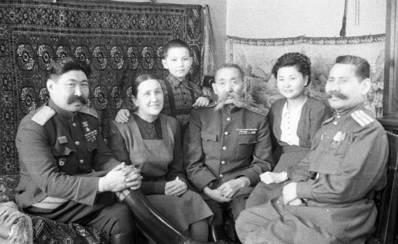 Ока Иванович Городовиков и Басан Бадьминович Городовиков в окружении родных, 1945 - 1949