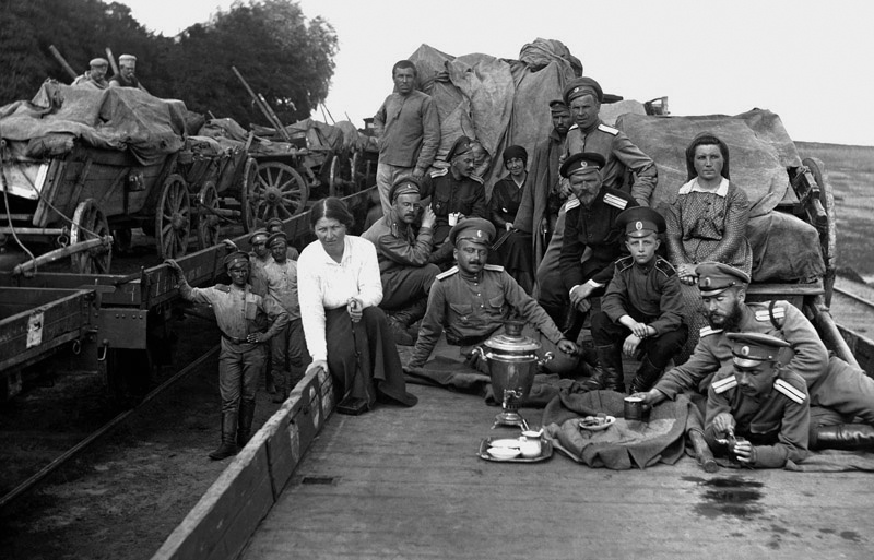 Первая мировая война. Переезд на Южный фронт, июль 1916. Выставка «15 фотографий с самоваром» с этим снимком.