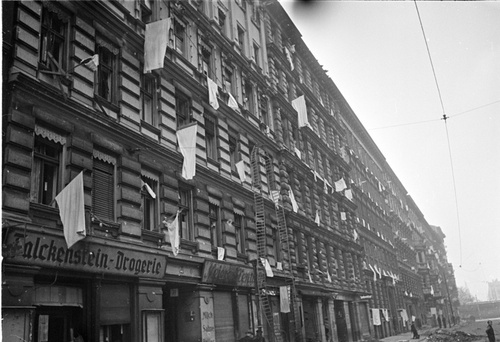 Фото в берлине с флагом 1945