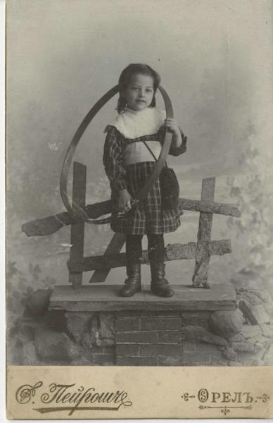 Портрет девочки Наташи Перес, 1899 - 1900, г. Орел. Наталия Антоновна Перес (1894–1968) — дочь народника Антона Ивановича Переса. Впоследствии окончила гимназию В.В. Потоцкой, была слушательницей Высших женских курсах, получила звание сестры милосердия.