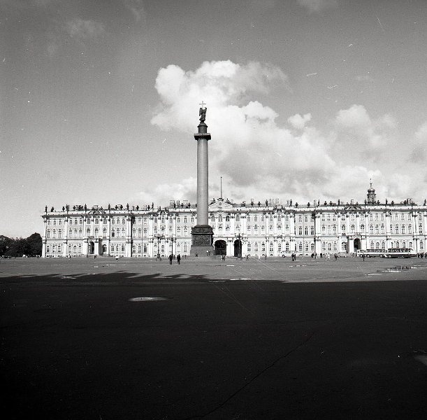 Дворцовая площадь, 1950 - 1969, г. Ленинград. Выставка «Невский проспект вернул свое имя» с этой фотографией.