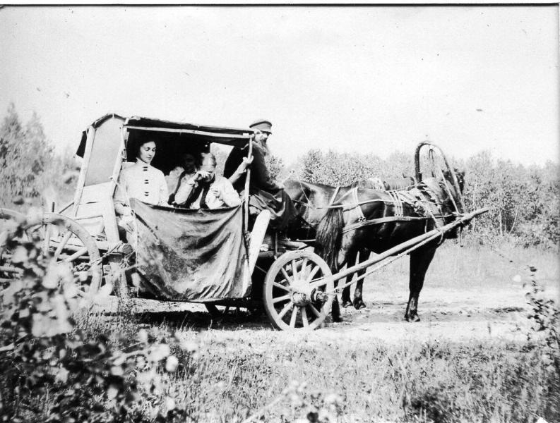 Группа людей в повозке, 1910-е. Выставка «Транспорт прошлого. "Карету мне, карету!"» с этой фотографией.