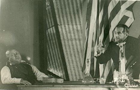 Сцена из фильма «Том Сойер», 1940-е. Слева - Леонид Кулаков в роли пастора Пипкинса. Фильм снят в 1936 году. Режиссеры - Лазарь Френкель, Глеб Затворницкий.