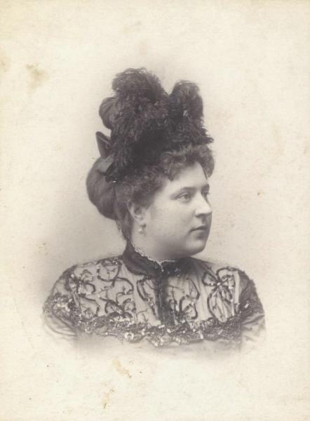 Портрет дамы в шляпе с перьями, 1899 - 1901, Лифляндская губ., г. Рига. Альбуминовая печать.