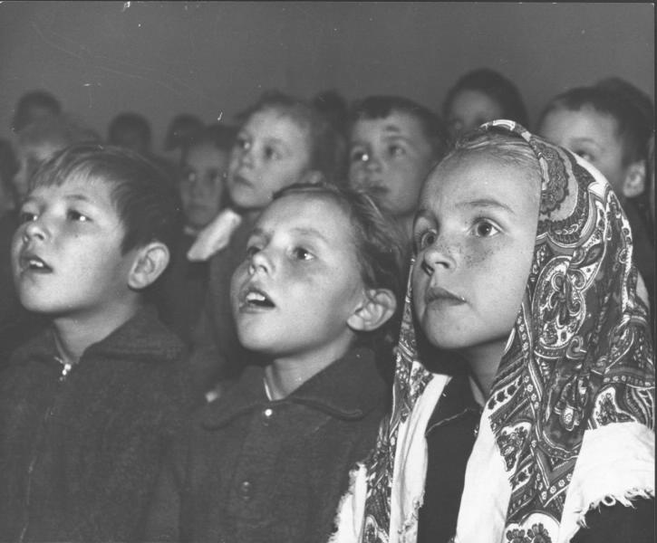 Зрители кукольного театра. Дворец культуры текстильщиков города Камышин, 1954 год, г. Камышин. Выставки&nbsp;«Театр кукол»&nbsp;и «Театралы» с этой фотографией.