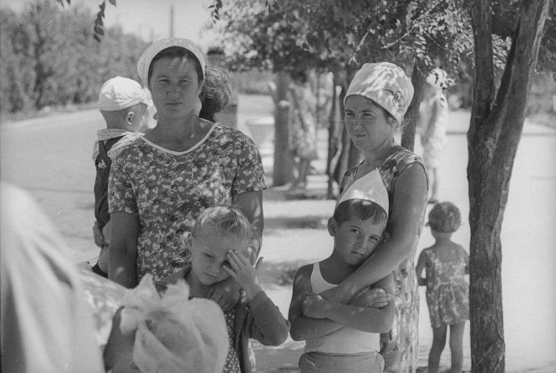     Фото Женщины с детьми под деревьями, 1967 год, Волгоградская обл., г. Волжский  История России в фотографиях