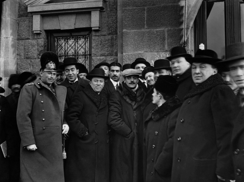 Макс Линдер с предпринимателями и почитателями у гостиницы «Астория», ноябрь 1913, г. Санкт-Петербург