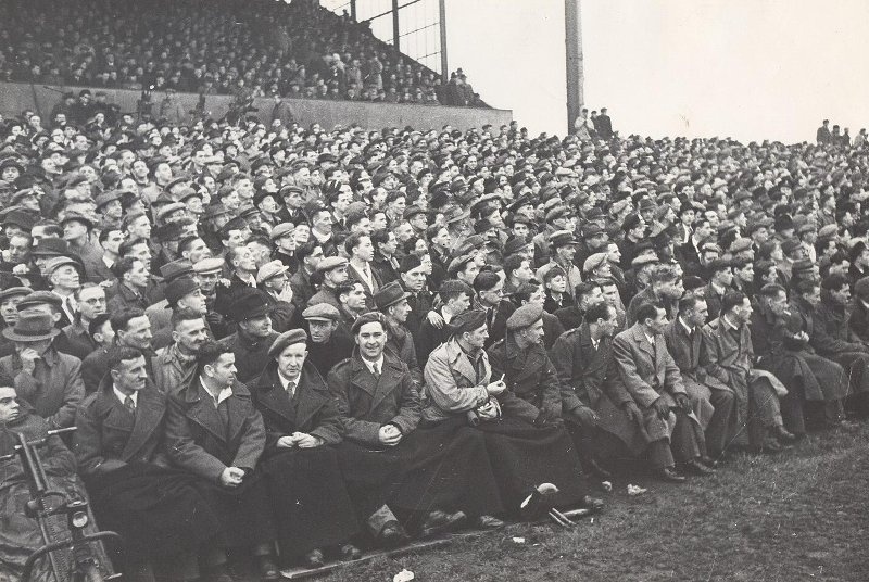 На футбольном матче «Челси» – «Динамо», 1945 год, Великобритания, Англия, г. Лондон. Выставка «Все на матч!» с этой фотографией.