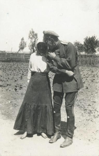 «Разговор на огороде», 1914 - 1915. Выставки «Разговоры, разговоры...» и «Приди… Чаруй… Люби…» с этой фотографией.