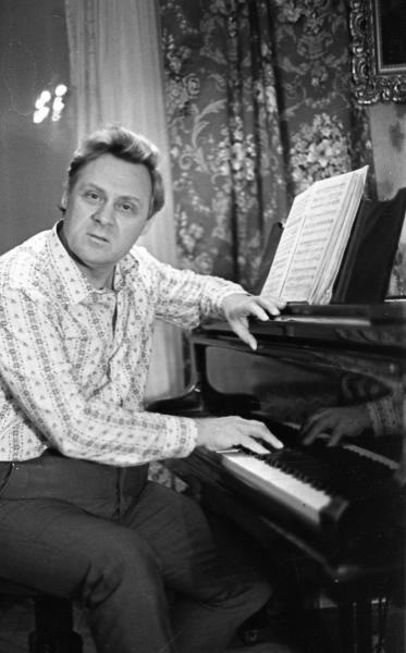 Певец Александр Огнивцев у фортепиано, 1975 год