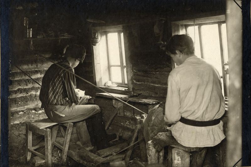 Кустари братья Хрусталевы за работой в личильной мастерской, 1928 год, г. Павлово. Выставка «Ручной труд. Кустари» с этой фотографией.