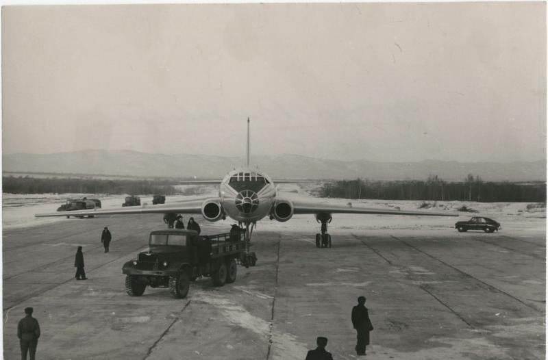 Самолет Ту-104А в аэропорту Владивостока, июнь 1955, г. Владивосток