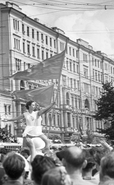 VI Всемирный фестиваль молодежи и студентов. Театрализованное шествие, 28 июля 1957 - 11 августа 1957, г. Москва. Ныне улица Тверская.