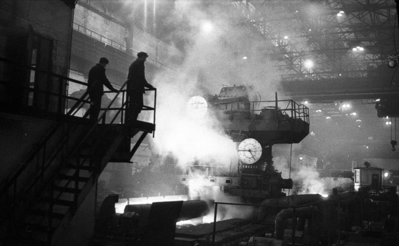 В прокатном цехе, 1964 год, г. Магнитогорск. Магнитогорский металлургический комбинат.