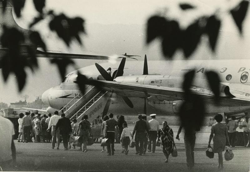 Посадка в самолет, 1970-е. Выставки&nbsp;«Приятного полета!», «Вон из Москвы» с этой фотографией.