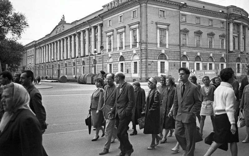 Пешеходы на Невском проспекте, 1960-е, г. Ленинград