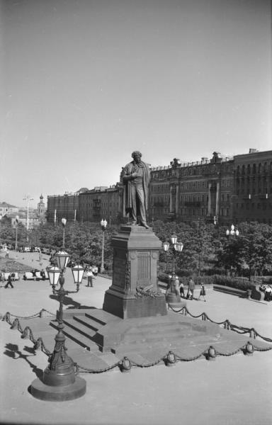 Памятник Пушкину в Москве, 1955 - 1959, г. Москва, Пушкинская пл.. Памятник установлен в 1880 году в начале Тверского бульвара на Страстной площади (ныне Пушкинская). В 1950 году его переместили на противоположную сторону площади, где и находится до сих пор. Скульптор Александр Опекушин.