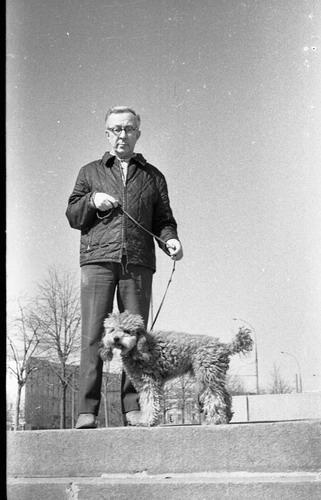 Виталий Яковлевич Виленкин со своей собакой Толиком, 1960-е, г. Москва