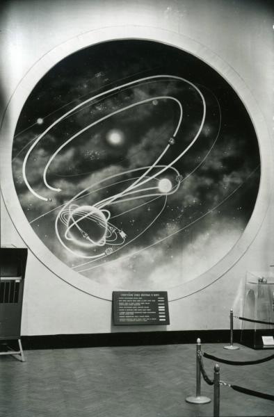Стенд, посвященный космическим достижениям СССР, 1955 - 1965, Москва. Авторство снимка приписывается А. Яковлеву.