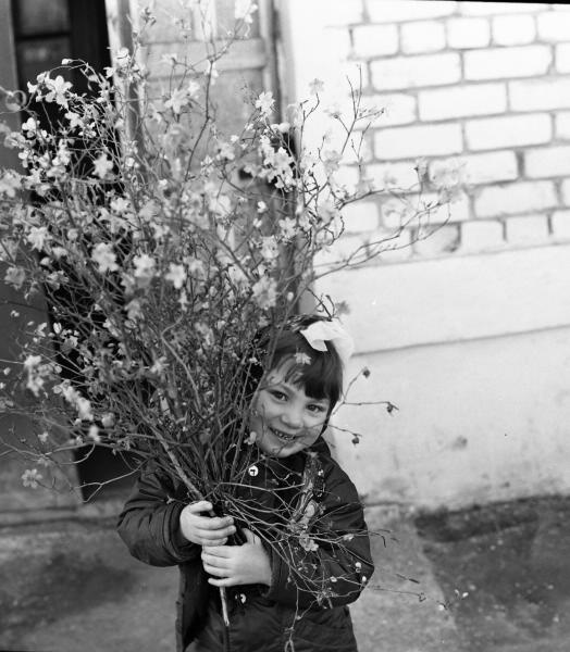 Девочка с букетом веток, 1970-е