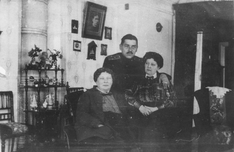 М.Л. Яниш, В. Яниш, А. Яниш – родственники Гальских в своем доме, 1940-е, г. Череповец и Череповецкий район