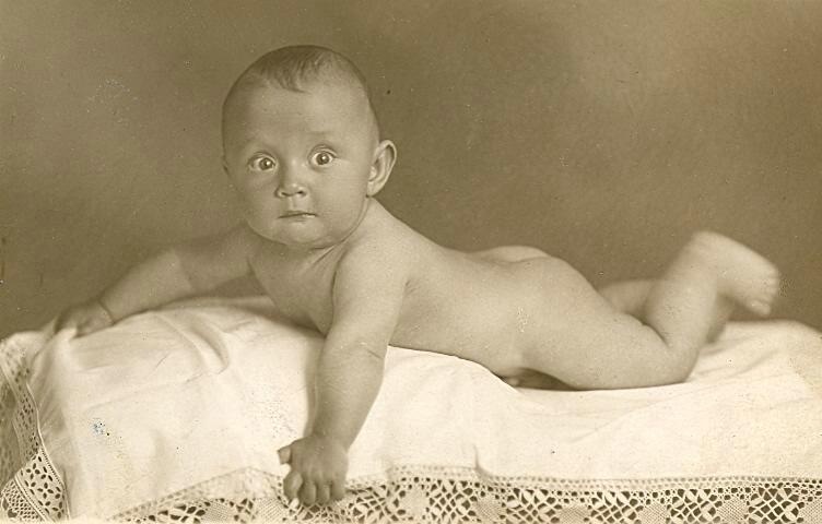Портрет младенца, 1925 год. Выставка «Помощники чуду» с этой фотографией.