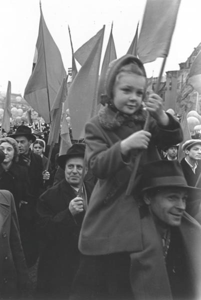 Демонстрация на Красной площади. 40 лет советской власти, 7 ноября 1957, г. Москва. Выставка «Москва праздничная» с этой фотографией.