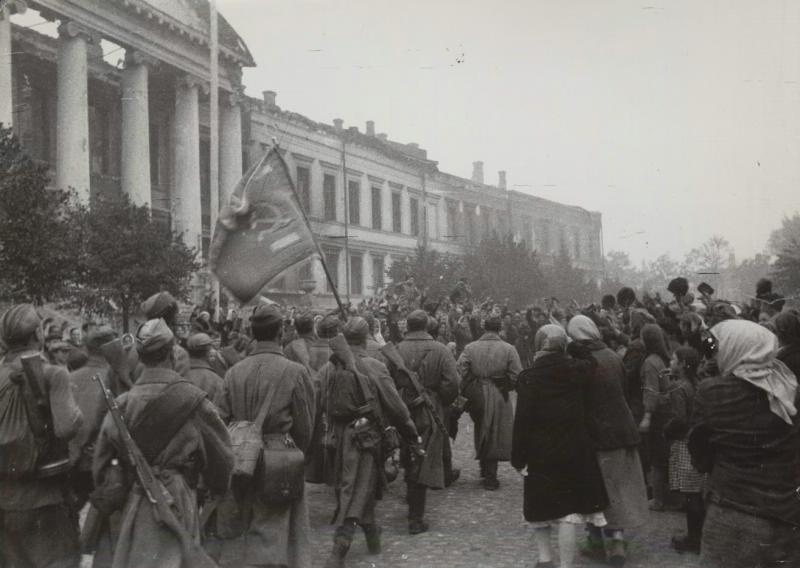 Части Девятой гвардейской воздушно-десантной Полтавской дивизии  входят в Полтаву, 23 сентября 1943, Украинская ССР, г. Полтава