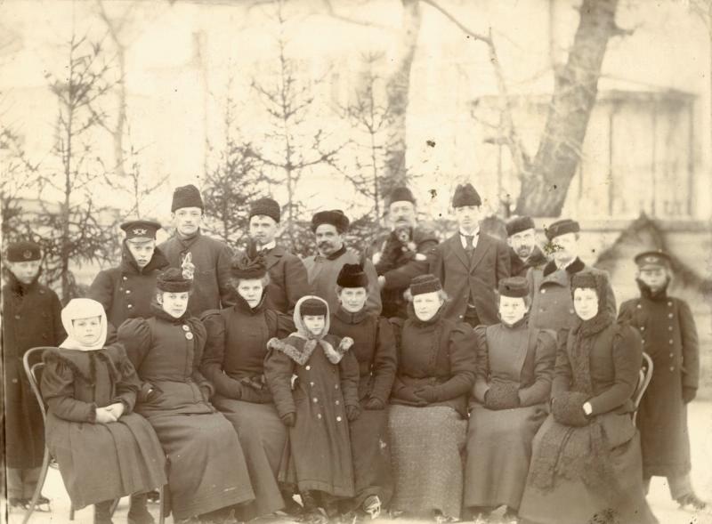 Группа конькобежцев на катке фабрики «Эйнем», 1898 - 1903, г. Москва. В 1922 году фабрика переименована в «Красный Октябрь».