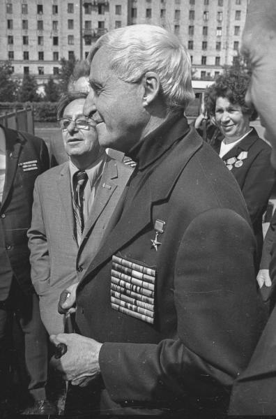 Константин Симонов среди ветеранов, 9 мая 1975, г. Москва, Кутузовский пр-т. Выставка «Отличившимся в труде» с этой фотографией.