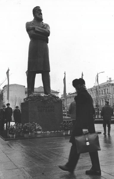 Памятник Фридриху Энгельсу, 1976 год, г. Москва. С 1993 года - площадь Пречистенские Ворота. Памятник Фридриху Энгельсу установлен на площади в 1976 году, скульптор - Иосиф Козловский.