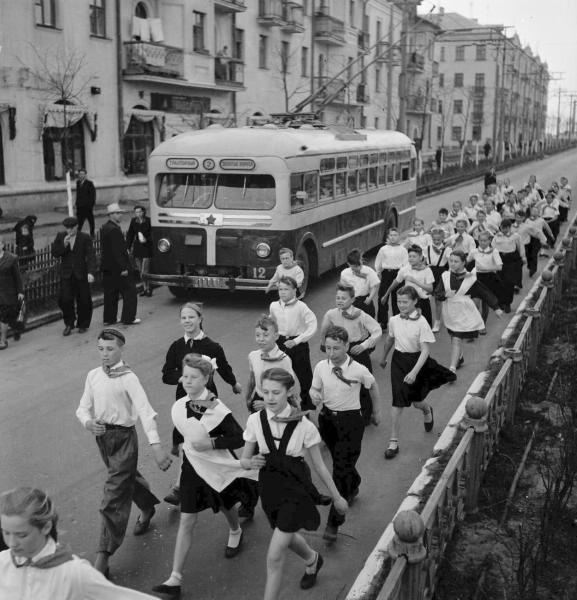 Отряд на марше, 1954 год, г. Владимир. Видео «Пионеры» с этой фотографией.