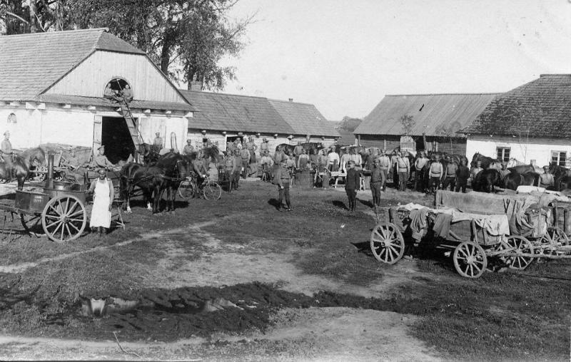 Духовщинский полк. Во дворе, 1916 год. 267-й пехотный Духовщинский полк составлен по мобилизации 18 июля 1914 года. Дислоцировался в Новгородской губернии, в Грузино. Осенью 1914 года полк был включен в состав Петроградского военного округа. До октября 1914 года дислоцировался в Охте, затем был направлен на Северо-Западный фронт.