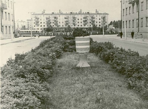 
    Фото Цветы на проспекте Строителей, август 1965, г. Череповец и Череповецкий район - История России в фотографиях
