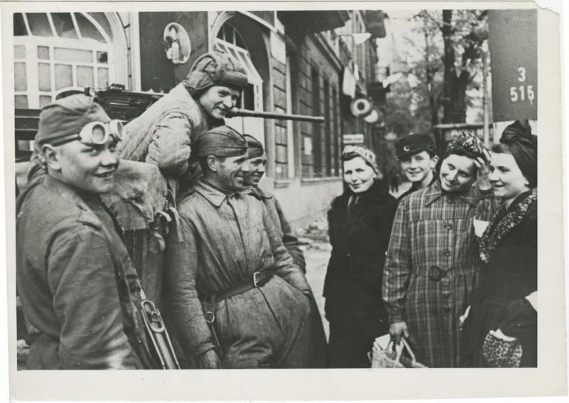 Беседа с советскими танкистами, 1944 - 1945