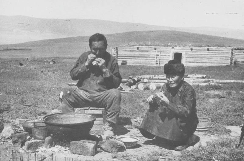 Буряты за едой. Озеро Ольхан, 1939 год