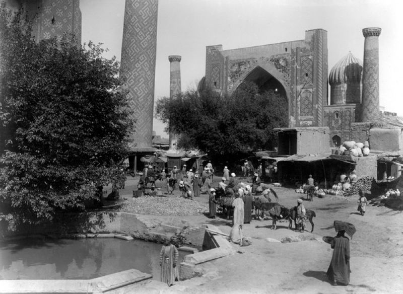 На площади Регистан у Сар-Хауза, 1896 год, Ферганская обл., г. Самарканд. Выставка «Туркестанский край» с этой фотографией.