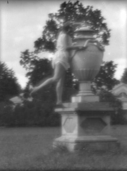 Девушка в тунике на пьедестале с вазоном, 1920-е. Выставка «Жертва ню. Эротические снимки Александра Гринберга» с этой фотографией.&nbsp;
