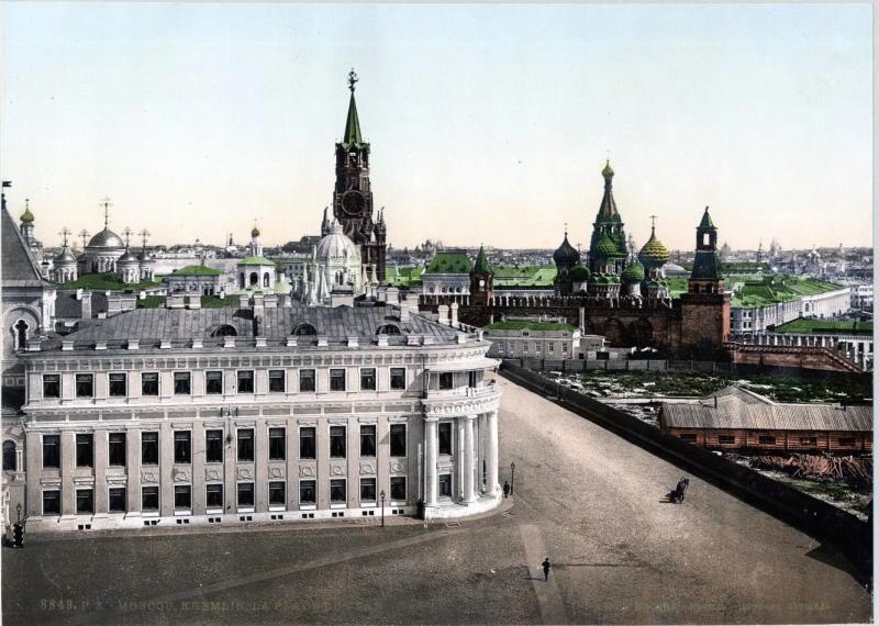 Кремль. Царская площадь, 1896 - 1897, г. Москва. На переднем плане Малый Николаевский дворец (архитектор Матвей Казаков, начало строительства – 1775 год), располагался рядом с Чудовым монастырем. Уничтожен в 1929 году.