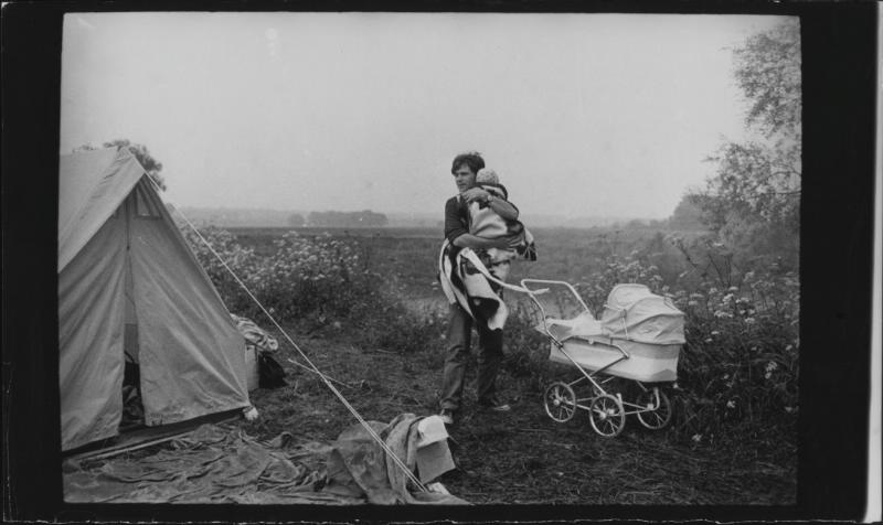 Мужчина с ребенком на руках, 1969 - 1974. Выставка «Мужской день» с этой фотографией.