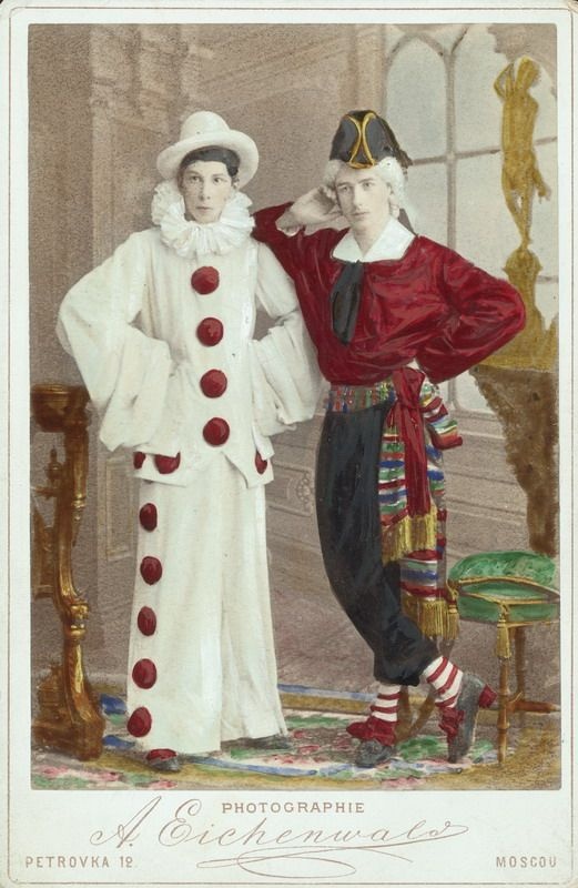 Двойной портрет в маскарадных костюмах, февраль 1883, г. Москва. Выставка «В красной фуражке» с этой фотографией.