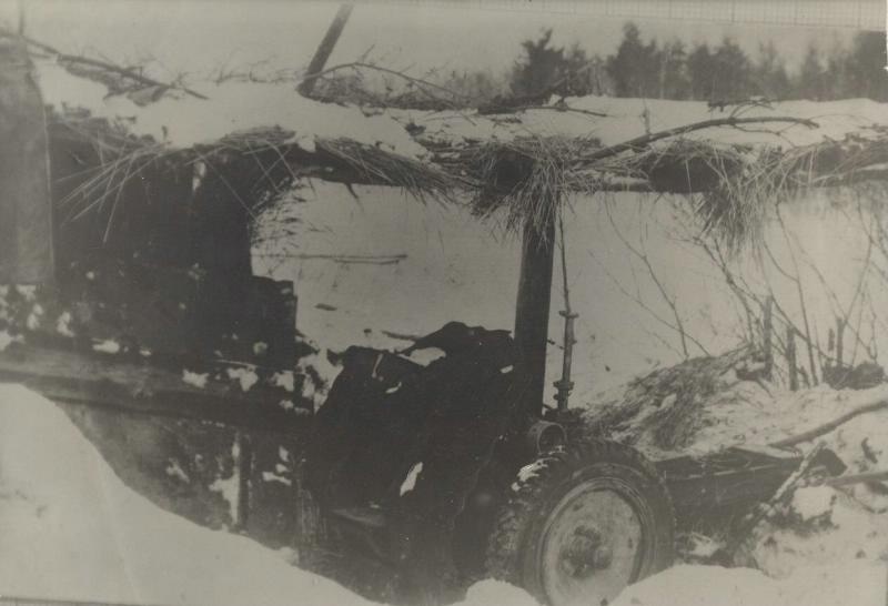 Орудие противника, разбитое прямым попаданием нашего снаряда в районе станции Маево, 1944 год