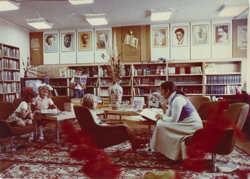 В детской библиотеке, 1980-е. Выставка «Яркие восьмидесятые: СССР на пороге перемен» с этой фотографией.&nbsp;