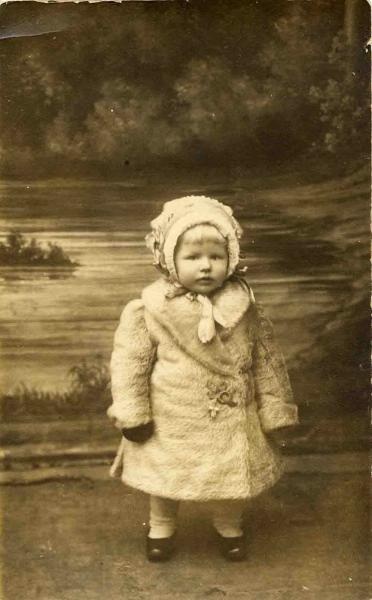 Ребенок в светлой шубе, 1910-е. Видео «Агния Барто» с этой фотографией.&nbsp;