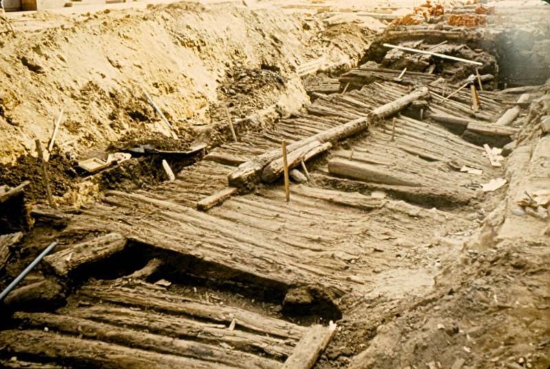 Древний деревянный настил в раскопе, 1989 год, г. Москва